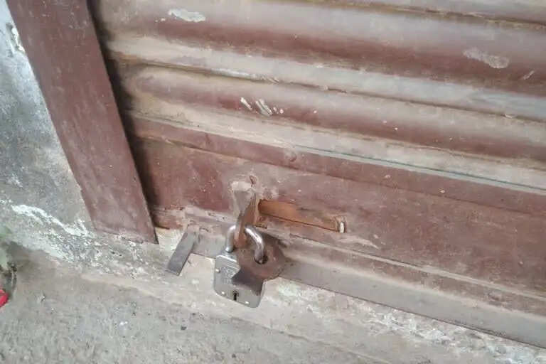 PANIPAT:- शटर का ताला तोड़कर भीतर घुसे चोर, चोरों ने कर ली लाखों की चोरी