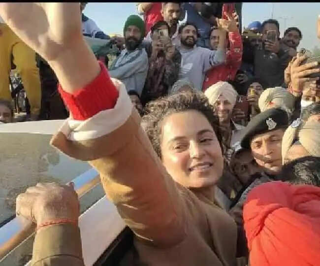पंजाब के किसानों ने कंगना रनोट के काफिले को घेरा, माफी मांगने के बाद जाने की दी अनुमति