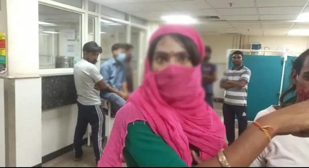 निर्वस्त्र होकर किन्नरो ने अस्पताल में किया हंगामा, हुई मारपीट, पढ़िए पूरी खबर