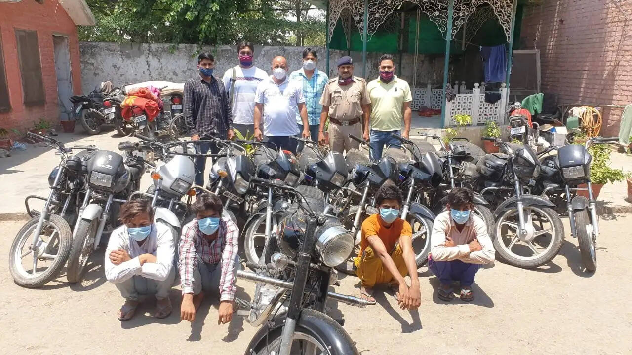 बड़ी कामयाबी, चोरी की गई 13 बाइक सहित 4 आरोपी गिरफ्तार, इस जगह से की थी चोरी