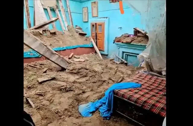 कमरे में बैठा था युवक, अचानक ऊपर&nbsp;से गिरी कमरे की छत, उसके बाद..&nbsp;
