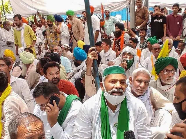 हरियाणा के हिसार में जुटे सैकड़ों किसान, राकेश टिकैत समेत कई नेता मौजूद