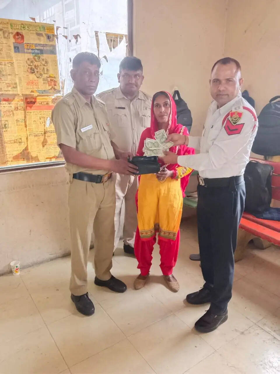 PANIPAT मे होमगार्ड की ईमानदारी, पैसो और गहनो से भरा पर्स लौटाया महिला को, रास्ते मे पड़ा मिला था पर्स