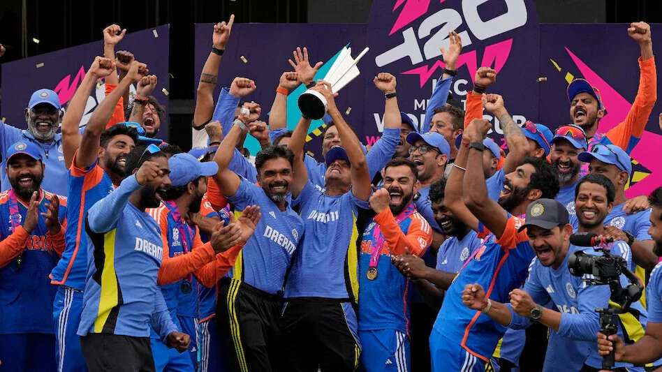 Click करे और पढ़िए पूरी खबर, 17 साल बाद भारत के हाथ लगी टी-20 वर्ल्ड कप की ट्रॉफी