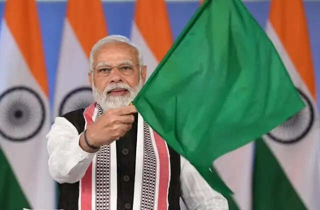 महज 715 रुपये में पहुंचे कश्मीर, PM मोदी आज दिखाएंगे वंदे भारत को हरी झंडी