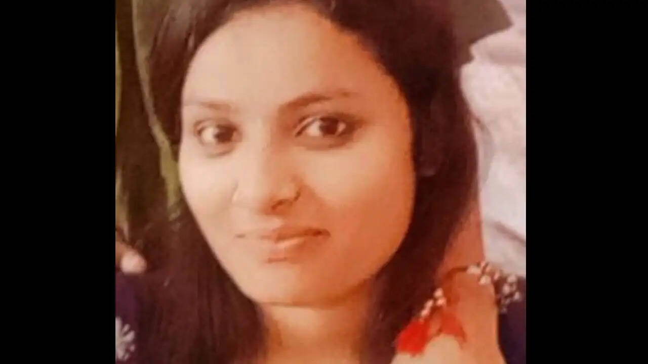 PANIPAT: तेज आवाज मे इयरफोन लगाकर युवती कर रही थी रेलवे लाइन क्रॉस, आ गई ट्रे-न, हुआ हा--दसा