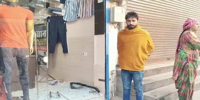 PANIPAT में ब्रैंडेड कपडों की दुकान में हुई चोरी
