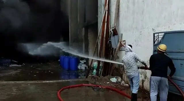 पानीपत की कारपेट फैक्‍ट्री में लगी भयंकर आग, आग ने मचाया तांडव, देखिए तस्वीरे