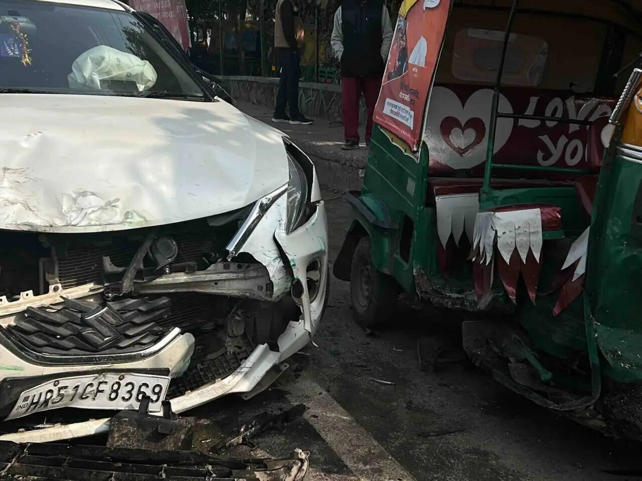 पानीपत में साइड से आ रही गाड़ी ने ओवरटेक कर मारी टक्कर, 3 युवकों की हालात गंभीर