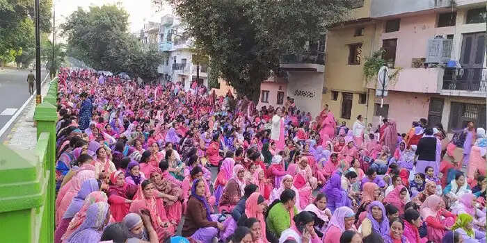 आंगनबाडी वर्कर ने अपनी मांगो को लेकर रात हाउसिंग बोर्ड चौंक पर किया प्रदर्शन, आज मंत्री के साथ मीटिंग करवाने का दिया आश्वासन