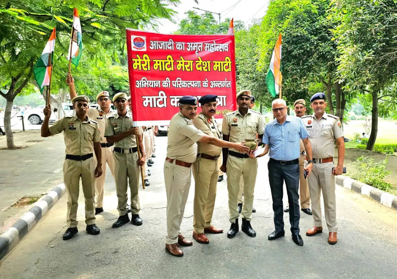 PANIPAT:- "मेरी माटी मेरा देश" अभियान के तहत जिला पुलिस ने माटी कलश व तिरंगा यात्रा निकाली