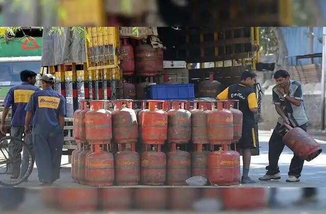 बजट से पहले मिली खुशखबरी, सस्ता हुआ LPG सिलेंडर , चेक करें रेट