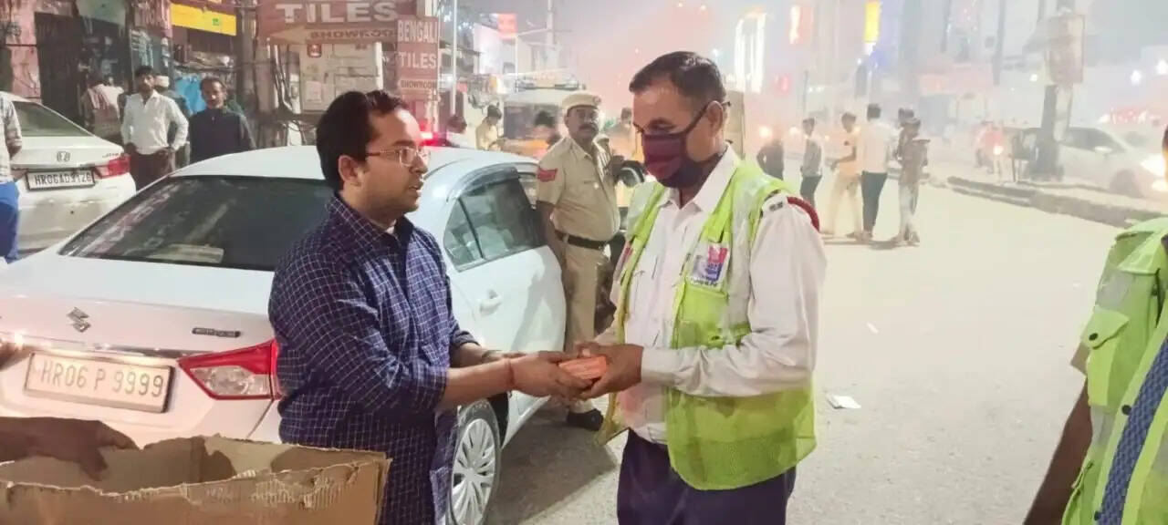 SP शशांक कुमार सावन ने ड्यूटी पर तैनात जवानों के बीच पहुंचकर मनाई दिवाली, देखिए तस्वीरें