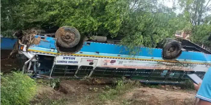 HARYANA रोडवेज की बस पलटी,12 यात्रियों को आई चोटें