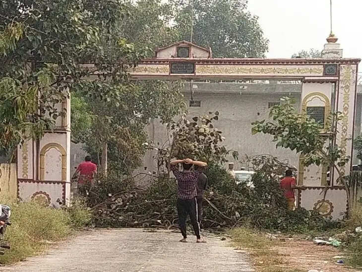 PM मोदी का लाइव कार्यक्रम देखने गए भाजपा नेताओं को मंदिर में बनाया बंधक, भारी पुलिस बल तैनात