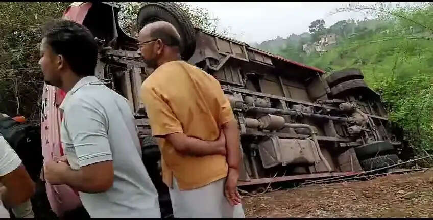 HARYANA:-  रोडवेज बस गिरी खाई में, बस में सवार थे कई यात्री
