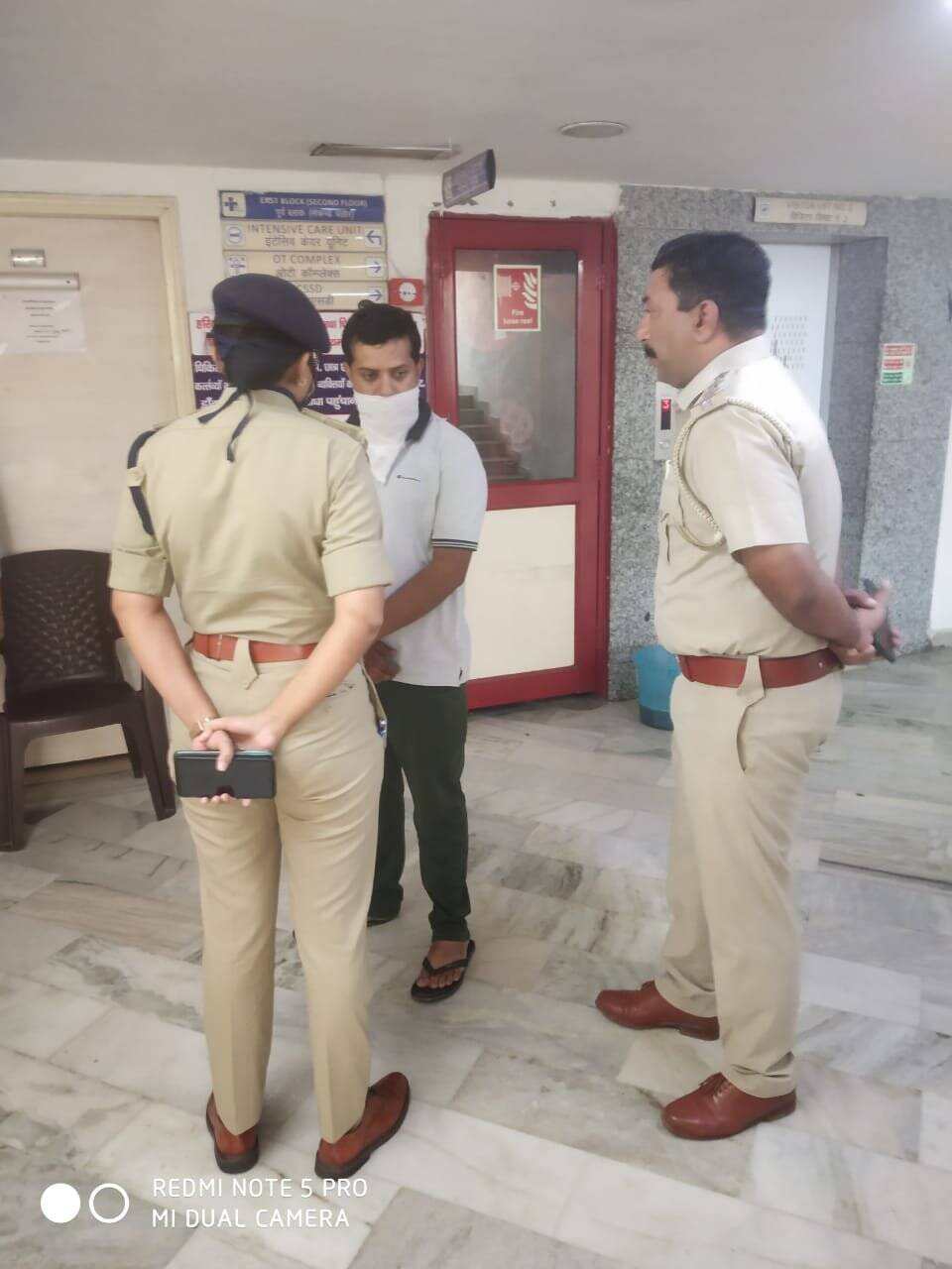 गोली लगने से घायल दुकानदारों का हाल जानने पहुंची ASP पूजा वशिष्ट