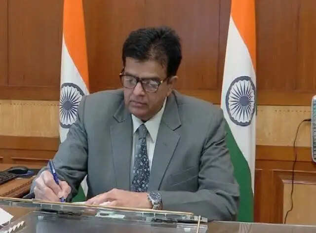 HARYANA:- सीनियर IAS संजीव कौशल घर बैठे ही हो गए रिटायर