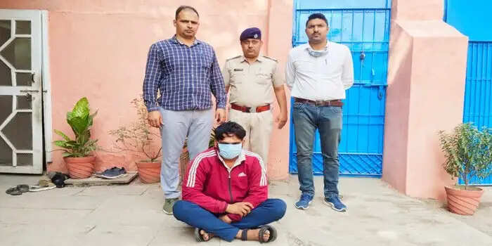 स्कूल टीचर का एटीएम कार्ड बदलकर ठगी करने वाले आरोपी से पुछताछ कर इतने पैसे बरामद