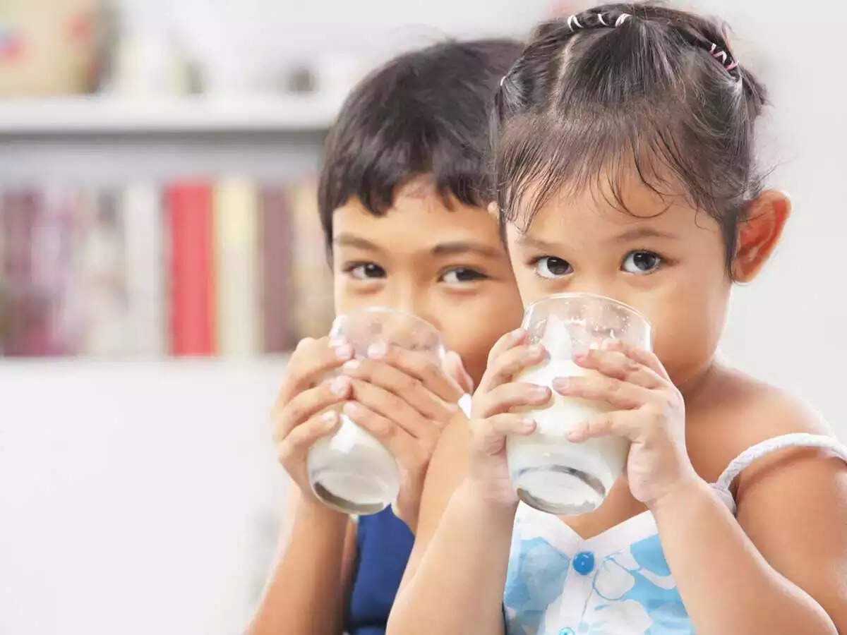क्या आपका बच्चा भी दूध पीने में करता है आनाकानी, तो अपनाएं ये 5 टिप्स
