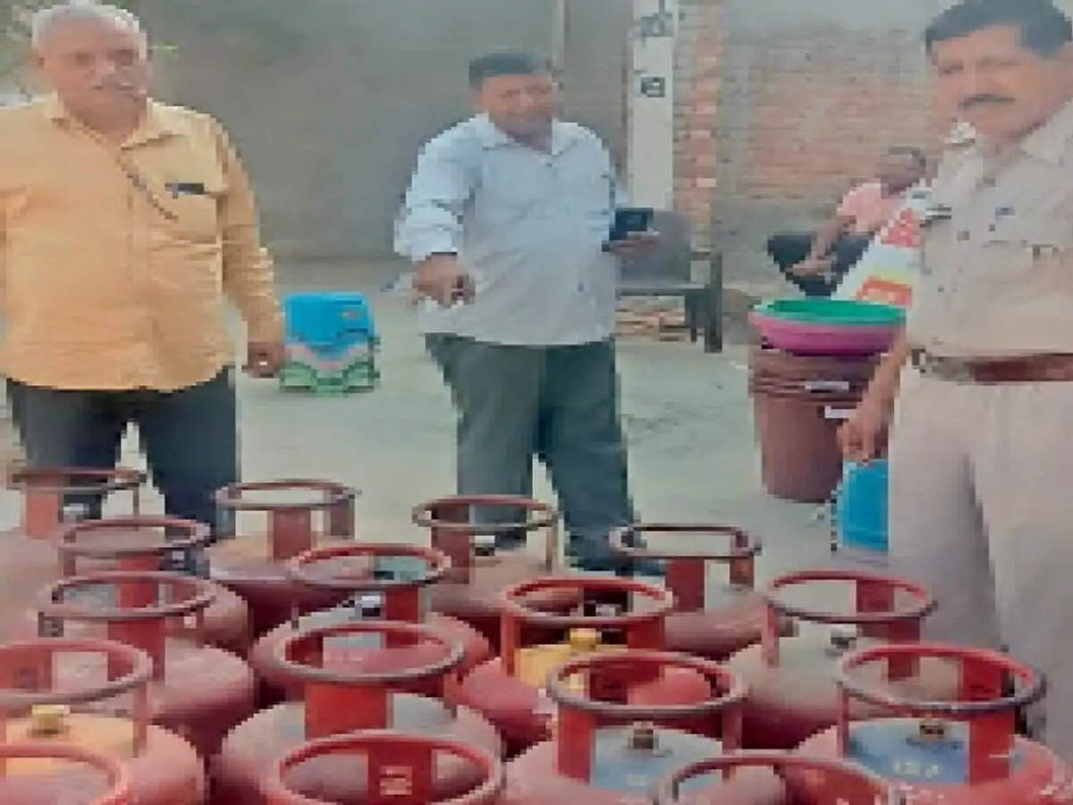 अवैध रूप से बेच रहे थे गैस सिलेंडर, खाद्य एवं आपूर्ति विभाग ने छापेमारी के दौरान 1 आरोपी किया काबू