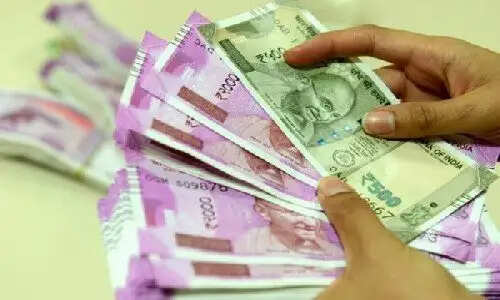 हनीट्रैप में फंसाकर किया ब्लैकमेल, 3 महिलाओं सहित 4 गिरफ्तार,मौके से 20 हजार रुपये की नकदी बरामद