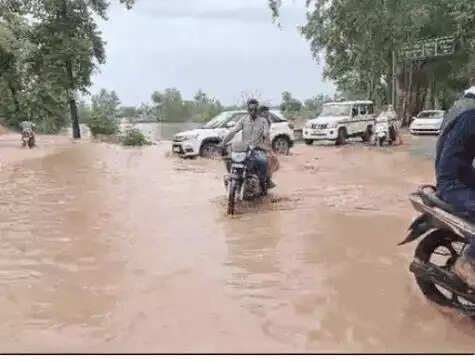 HARYANA के 2 जिलों में बाढ़ जैसे हालात, सोम नदी का पानी घूसा गांव में