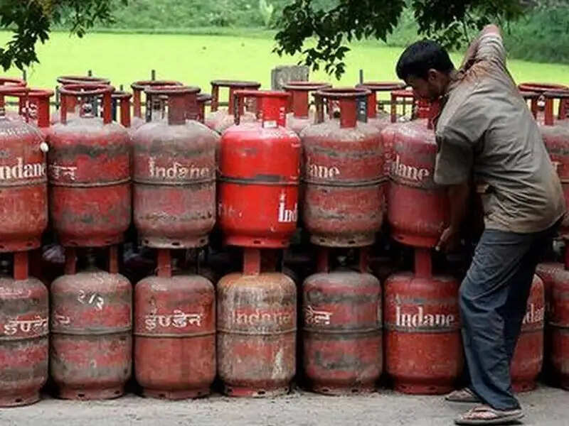 News- 1 दिसंबर यानि आज से 6 बड़े बदलाव, PAN-आधार लिंक करने का समय हो रहा है खत्म, सिलेंडर हुआ सस्ता, पढ़िए पूरी खबर