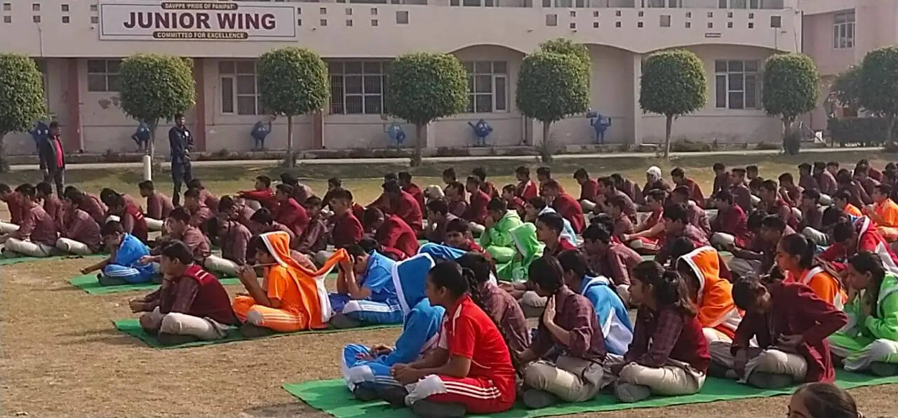DAV पुलिस पब्लिक स्कूल में विद्यार्थियों को यातायात के नियमों का पालन एवं साइबर अपराधों से बचाव के संबंध में किया जागरूक