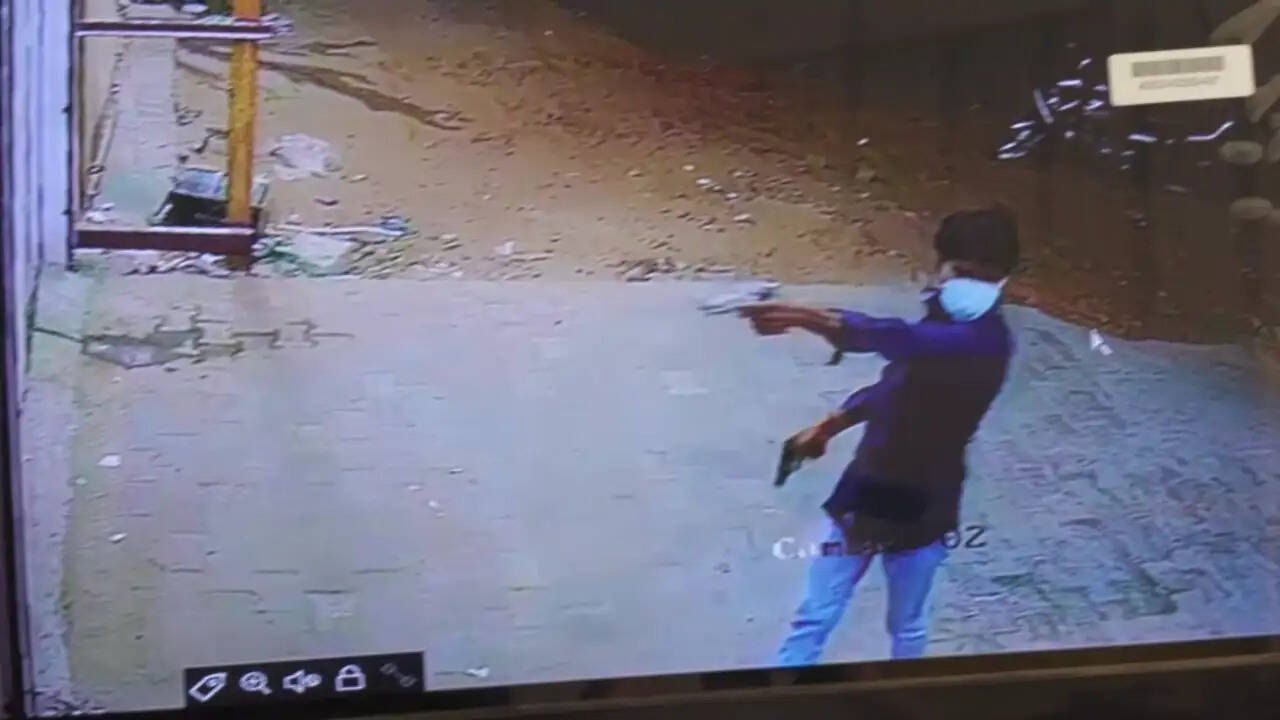 फिल्मी हीरो की तरह की ताबड़तोड़ फायरिंग, CCTV में कैद तस्वीरें