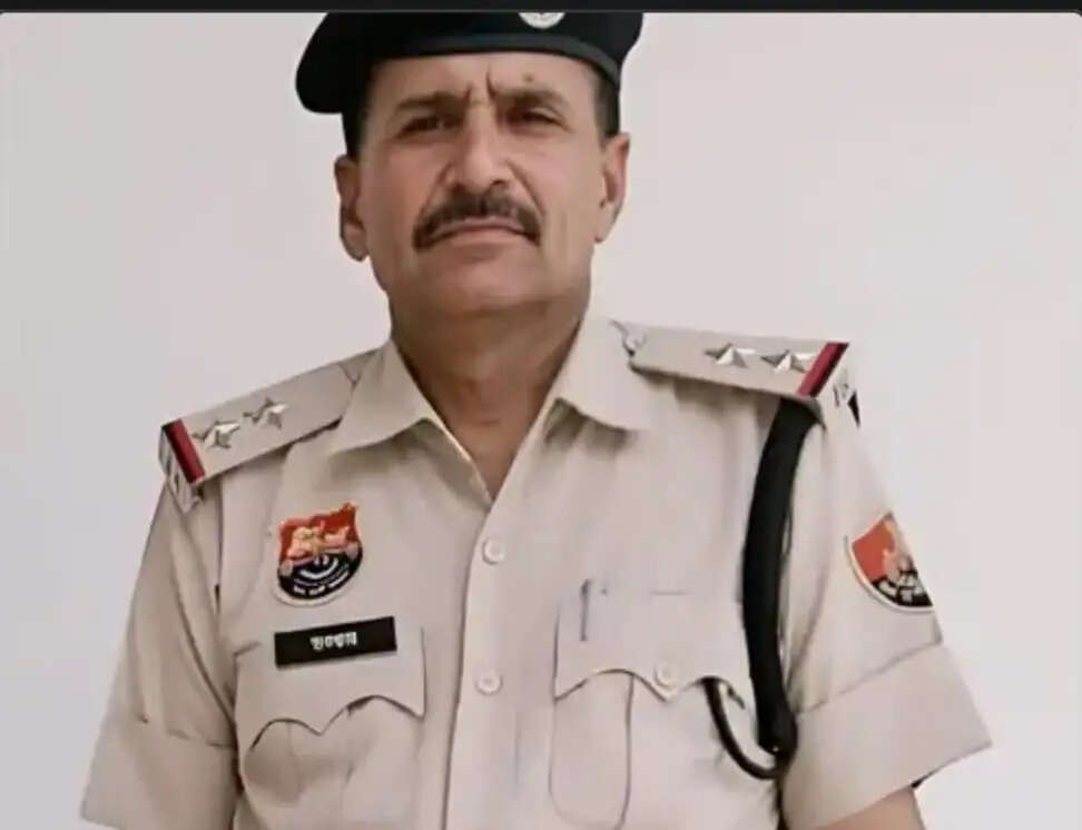 Haryana- कोर्ट के बाहर बिरयानी खाते हुए रिश्वत लेते SI गिरफ्तार, खबर पर क्लिक करके पूरा पढ़े....