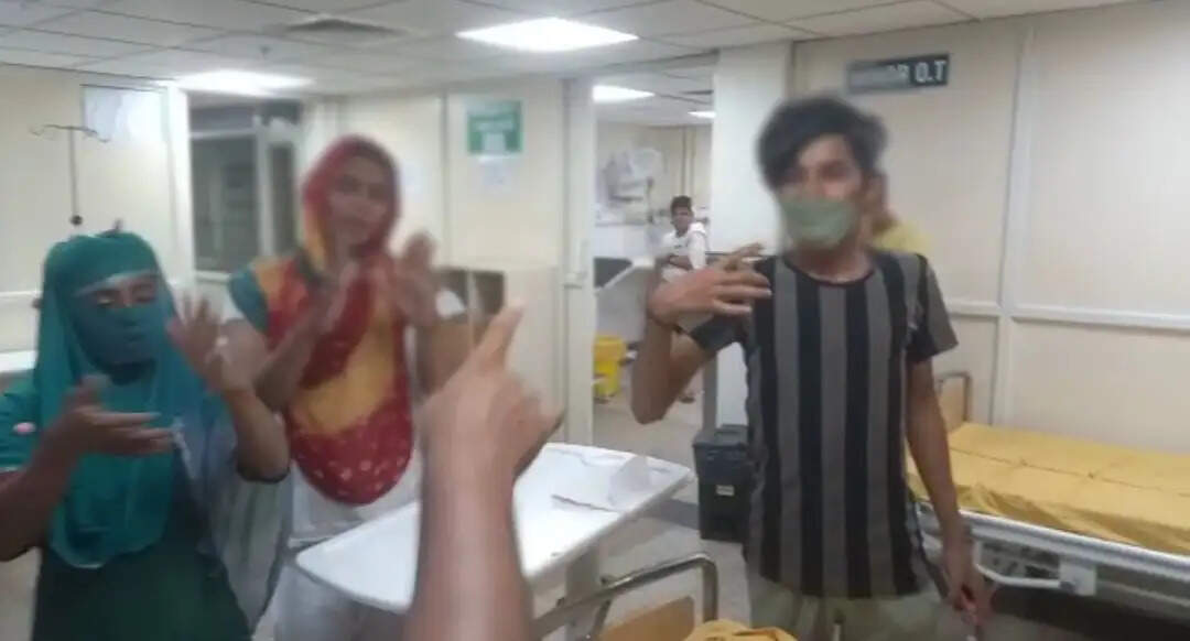 निर्वस्त्र होकर किन्नरो ने अस्पताल में किया हंगामा, हुई मारपीट, पढ़िए पूरी खबर