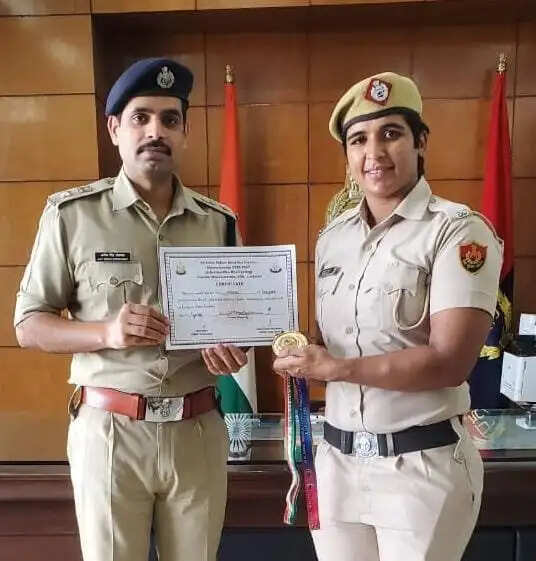 PANIPAT:- नैशनल आर्म्स रेसलिंग चैंपियनशिप में गोल्ड मेडल जीतकर लोटी महिला सिपाही मोहिनी को SP अजीत सिंह शेखावत ने किया सम्मानित