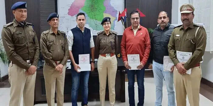 7 वर्षीय मासूम के ब्लाइंड मर्डर की गुत्थी सुलझाने पर एसआईटी को मिले 50 हजार,  मृतक बच्ची के परिवार को सौंपी राशि