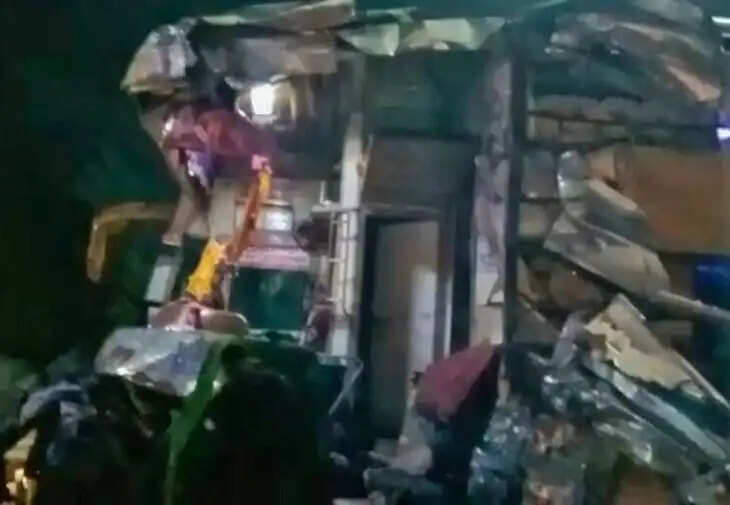 बस ड्राइवर को नींद की झपकी आने से हुआ बड़ा हादसा, 5 की मौके पर मौत व अन्य घायल, पढिए