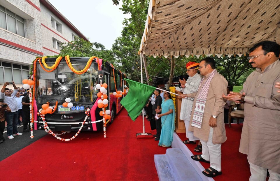 Rajasthan News: राजस्थान के जयपुर को दी 16 पीएम ई-बसों की सौगात, ई-बसों के व्यवस्थित संचालन के लिए इन्फ्रास्ट्रक्चर कर रहे विकसित