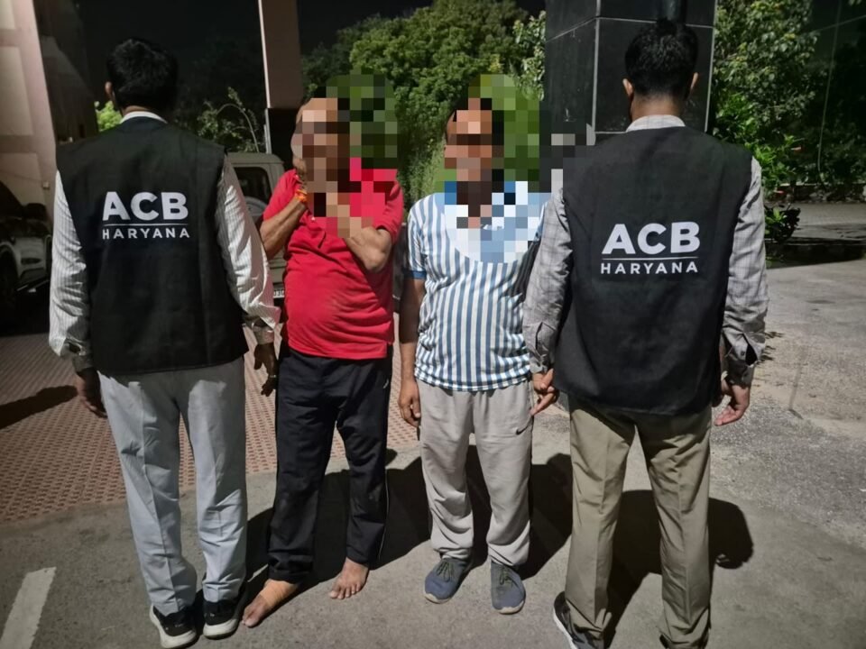 Middleman arrested red-handed while accepting a bribe of ₹8,000 in Sonipat, Haryana; Police Sub-Inspector also arrested.