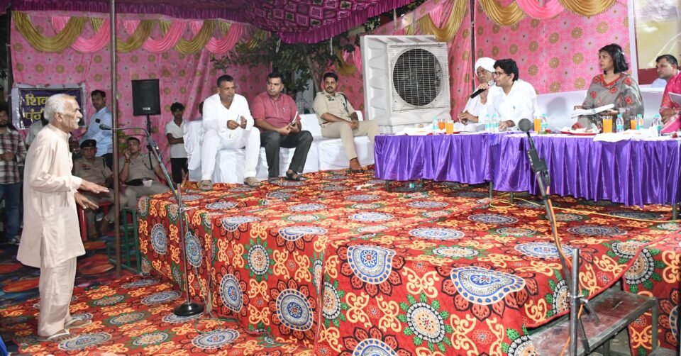 हरियाणा के झज्जर जिले की डीसी वर्षा खांगवाल ने रात्रि ठहराव कर सुनी ग्रामीणों की समस्याएं, दिये ये निर्देश